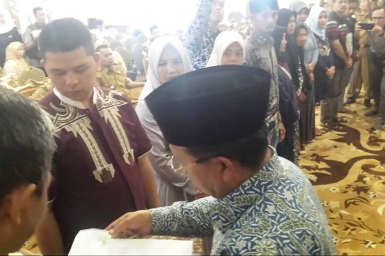 Plt Bupati Cianjur, Jawa Barat, Herman Suherman menyerahkan santunan kepada salahseorang ahli waris petugas KPPS di Kabupaten Cianjur yang meninggal dunia karena kelelahan di Pendopo Cianjur, Senin (29/04/2019) siang.