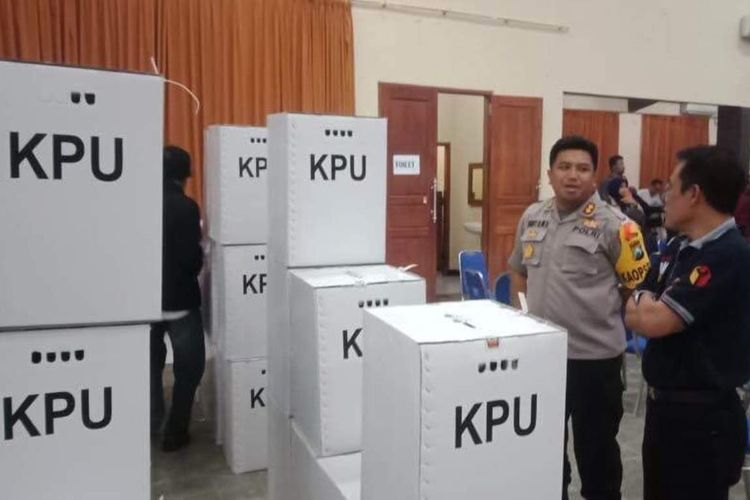 Kapolres Trenggalek AKBP Didit Bambang Wibowo (Baju Dinas) ketika meninjau langsung logistik Pemilu setelah dilakukan rapat pleno terbuka di tingkat kabupaten Trenggalek, yang akan dibawa menuju ke tingkat Provinsi, pada Rabu (01/05/2019) kemarin.