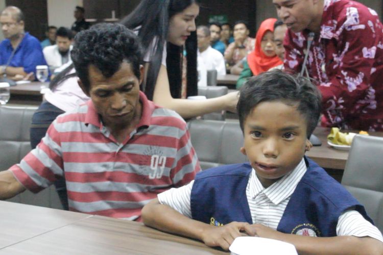 Taufik (7) saat berada di aula RSUP NTB menerima penghargaan kehormatan sebagai pahlawan penyelamat WNA Malaysia, korban Longsor kawasan Wisata Tiu Kelep, Senaru Lombok Utara, Kamis (21/3/2019).