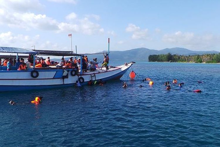 Para wisatawan menikmati Laut Karimunjawa dengan melakukan snorkeling saat mengikuti paket wisata Lets Go Karimun Jawa dari PT Pelni ke Karimunjawa, Jepara, Jawa Tengah, Sabtu (18/7/2015). Snorkeling adalah salah satu atraksi yang dapat dilakukan oleh wisatawan saat berkunjung ke Karimunjawa.