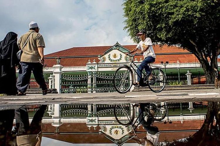 Wisatawan mengunjungi Keraton Yogyakarta, di Yogyakarta, Jumat (5/8/2016).