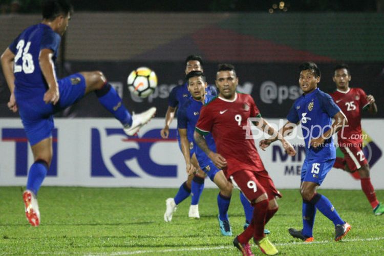 Penyerang timnas U-23 Indonesia, Marcel Sacramento, beraksi dalam laga persahabatan melawan Thailand U-23 di Stadion PTIK, Kamis (31/5/2018).
