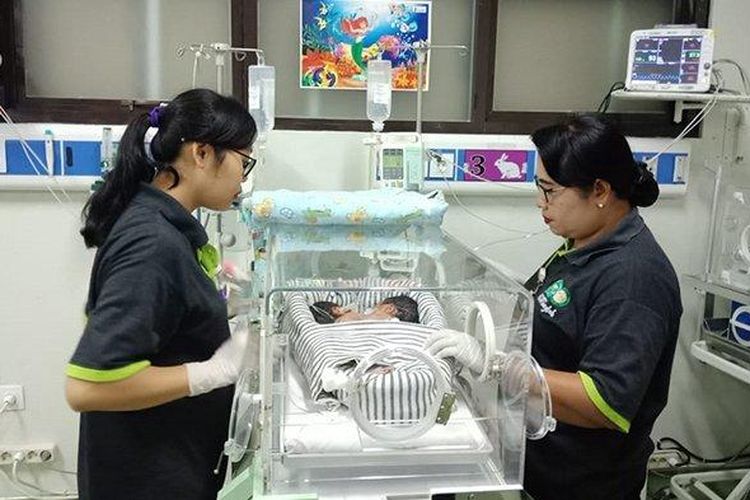 DIRAWAT INTENSIF - Bayi kembar dempet yang sedang dirawat intensif di Ruang Cempaka 1 RSUP Sanglah, Denpasar, Sabtu (6/7/2019). 
