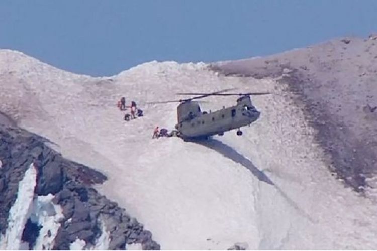 Dalam foto hasil tangkapan layar ini terlihat betapa sulit dan berbahayanya operasi penyelamatan seorang pendaki di Gunung Hood, Oregon, AS pekan lalu.