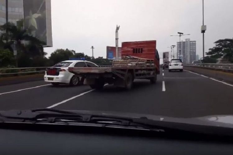 Beredar Video Polisi  Kejar  Truk  di  Tol Dalam Kota seperti 