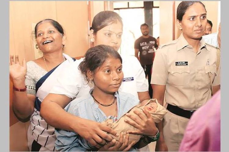 Kepolisian Thane menyerahkan bayi yang diculik kepada ibunya, Mohini Bhowar, Senin (15/1/2018). (The Indian Express)