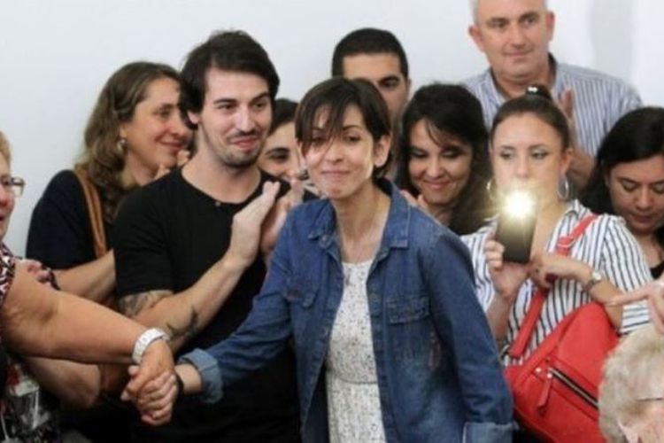 Perempuan korban penculikan militer Argentina, Adriana (tengah), saat konferensi pers di Argentina.