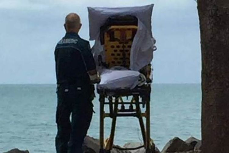 Petugas paramedis di Queensland, Graeme Cooper, dan seorang pasien melihat pantai di Harvey Bay. Cooper dan koleganya, Danielle Kellan, mengabulkan keinginan terakhir pasien tersebut untuk melihat pantai. (22/11/2017)