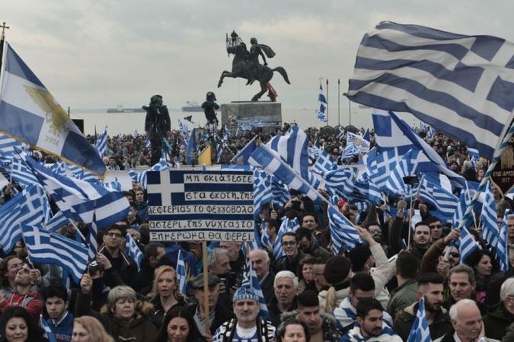 Puluhan ribu warga Yunani menuntun pergantian nama negara Macedonia. Mereka berkumpul di depan patung Alexander Agung di Tesalonika, Yunani, Minggu (21/1/2018). (Sky News)