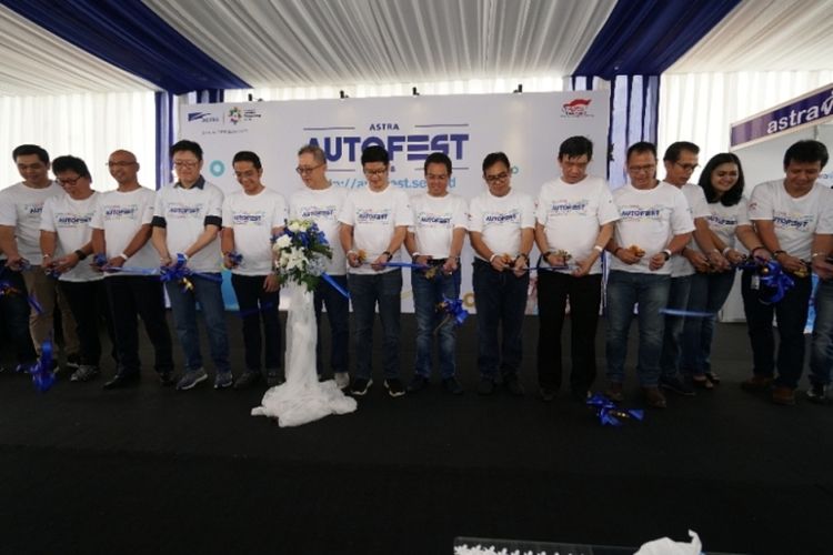 Executive Grup Astra dari perusahaan di lini bisnis otomotif dan jasa keuangan Grup Astra melakukan pemotongan pita sebagai simbolisasi peresmian Astra Autofest 2018 yang berlangsung hari ini (24/3) dan besok (25/3) di Astra Biz Center BSD City, Tangerang Selatan.