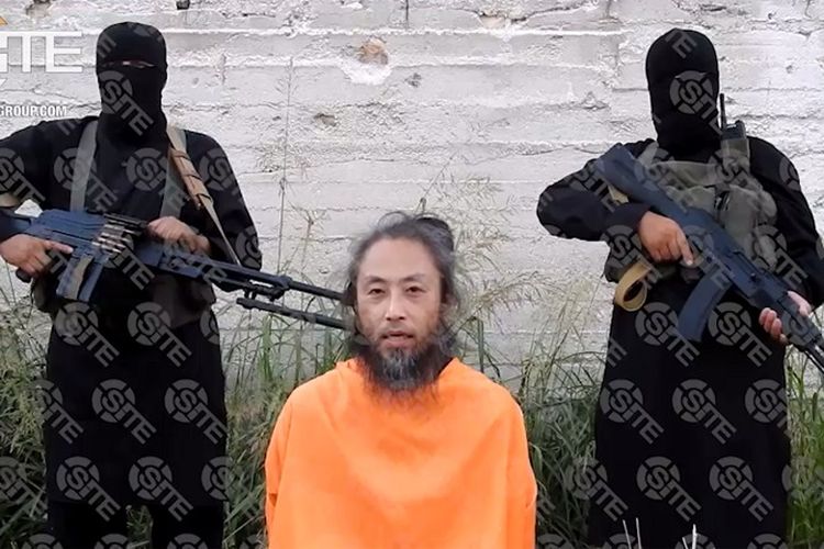 Dalam video yang dirilis pada 31 Juli 2018, terlihat warga Jepang Yasuda Jumpei berlutut mengenakan pakaian terusan oranye dengan dua orang bersenjata di belakangnya. 