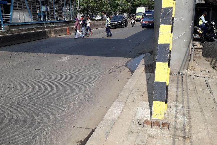 Baja pengganjal tiang JPO Dispenda Daan Mogot yang miring mulai dicor pada bagian alasnya setelah hanya ditanam di sisi trotoar pada Rabu (5/9/2018).