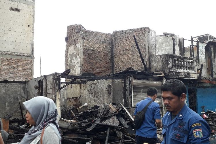 Sejumlah rumah hangus terbakar dalam kebakaran di Jalan Tomang Timur RT 02/ RW 15, Tomang, Grogol Petamburan, Jakarta Barat pada Senin (21/1/2019).