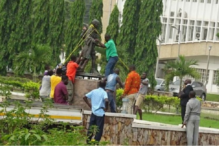Patung Mahatma Gandhi di Universitas Ghana akhirnya disingkirkan setelah tiga tahun berdiri.
