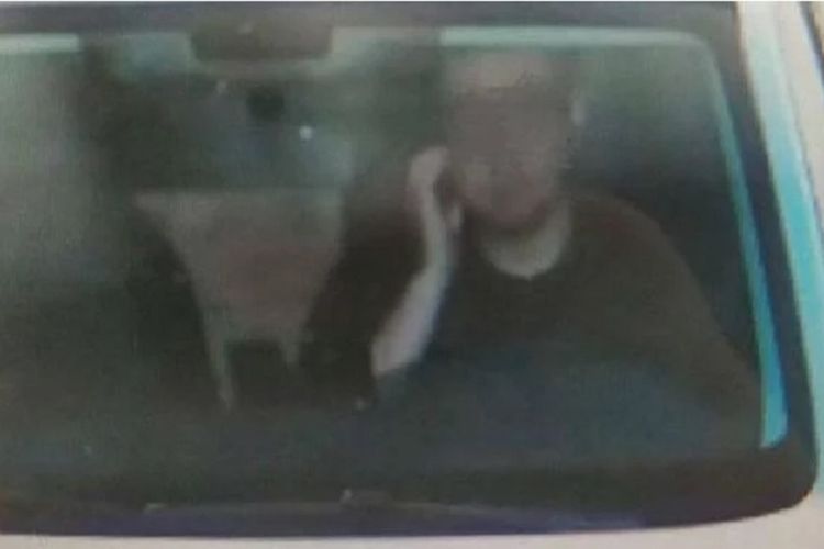 Kamera pengawas memperlihatkan seorang pria tengah menggaruk muka. Aksinya dianggap sebagai pelanggaran dan membuatnya mendapat denda.