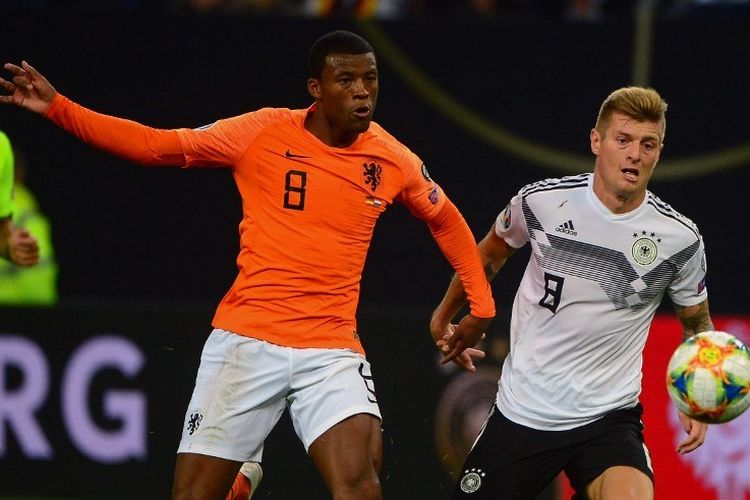 Toni Kroos (kanan) dan Georginio Wijnaldum berebutan bola pada pertandingan Jerman vs Belanda dalam kualifikasi Euro 2020 di Volksparkstadion, 6 September 2019. 