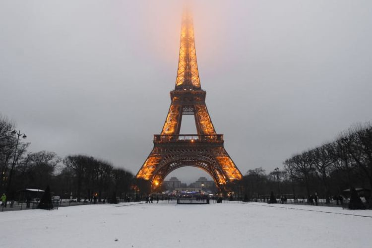 Tampak menara Eiffel saat musim dingin