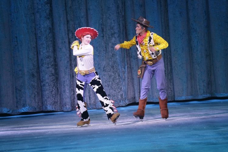 Dua tokoh kisah Toy Story, Jessie (kiri) dan Woody, menampilkan aksi menarik pada pertunjukan Disney on Ice: Celebrate Everyones Story di Singapore Indoor Stadium, Singapura, Rabu (14/3/2018)..