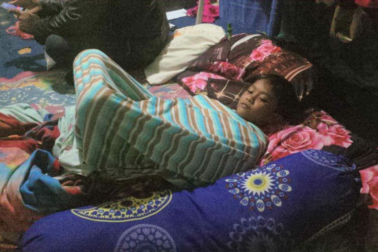 Seorang anak diduga keracunan makanan tutut dirawat di rumah di Kampung Kebonkawung, Desa Citaniang, Kecamatan Kadudampit, Sukabumi, jawa barat, Selasa (24/7/2018). 