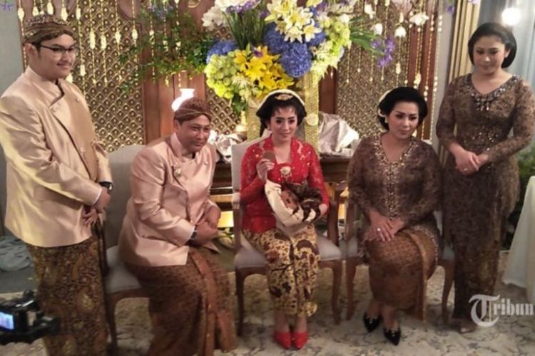 Kepala Badan Narkotika Nasional (BNN) Komjen Pol Budi Waseso melaksanakan upacara siraman putrinya Nindya Nur Prasasti di kediamannya di kawasan Bulungan, Jakarta Selatan, Jumat (1/9/2017). 