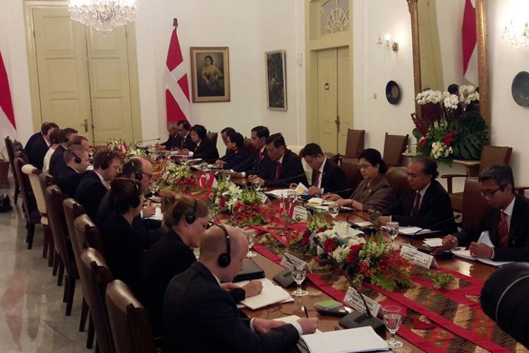 Suasana pertemuan bilateral Presiden Joko Widodo beserta delegasi dengan Perdana Menterk Denmark Lars Løkke Rasmussen beserta delegasi di Ruang Garuda, Istana Kepresidenan Bogor, Selasa (28/11/2017).