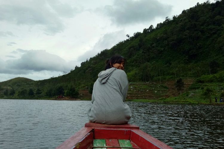 Menelusuri danau dengan perahu yang disewakan warga, menjadi salah satu atraksi wisata di Telaga Danau Rawa Gede, Desa Sirna Jaya, Sukamakmur, Kabupaten Bogor, Jawa Barat.