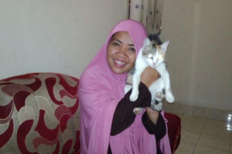 Desy Marlina Amin, perempuan berhijab penolong hewan liar di jalanan, termasuk anjing, di Lombok Tengah, NTB. Aksinya menuai kontroversi.