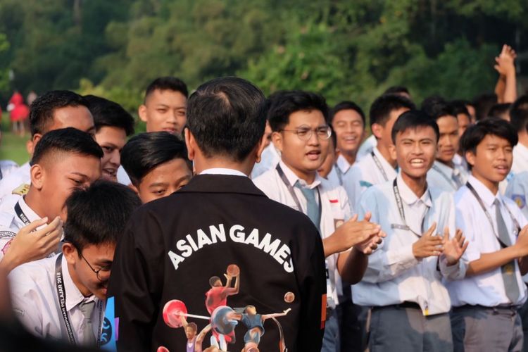 Presiden Joko Widodo mengenakan jaket Asian Games saat bertemu dengan siswa siswi OSIS berprestasi, di Istana Bogor, Kamis (3/5/2018).