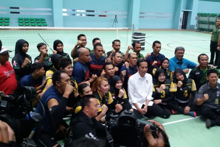 Presiden Joko Widodo meninjau jalannya latihan para atlet yang akan berlaga di kompetisi Asian Para Games 2018, Kamis (27/9/2018)