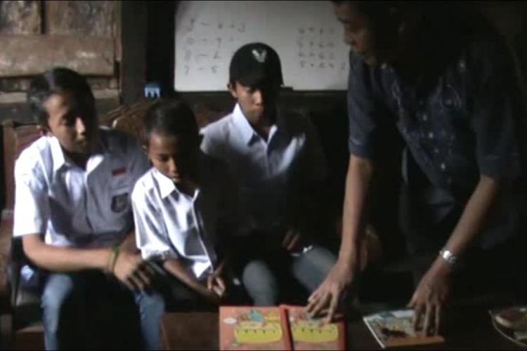 Gunarso, seorang guru di Kabupaten Madiun terpaksa memberikan pelajaran bagi tiga siswanya di rumah penduduk karena atap SDN Kare 7 ambrol.