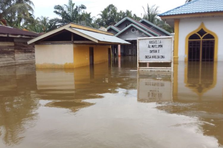Banjir di Desa Buluh Cina, Kecamatan Siak Hulu, Kabupaten Kampar, Riau, Selasa (18/12/2018).