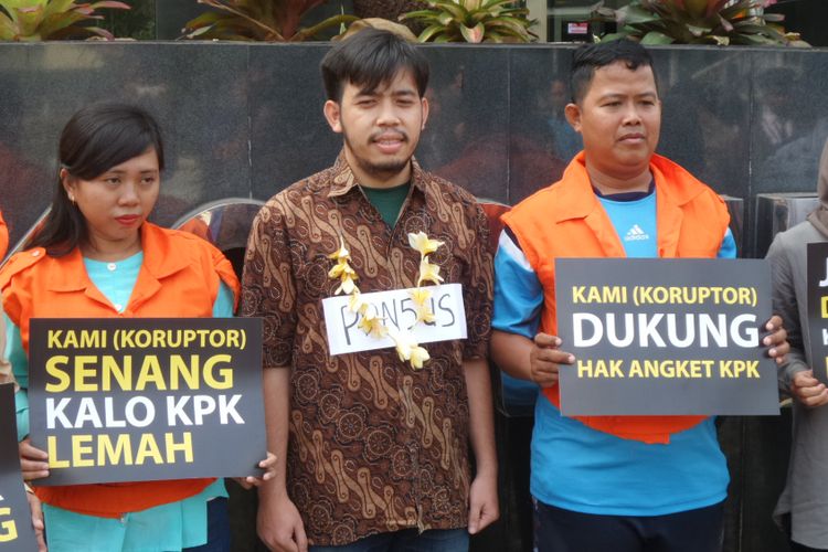 Aktivis antikorupsi memainkan parodi Pansus Hak Angket saat mengunjungi Lapas Sukamiskin. Aksi digelar di depan Gedung KPK Jakarta, Minggu (9/7/2017).