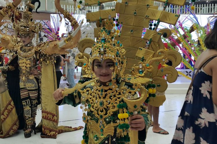 Dava, salah satu peserta Jember Fashion Carnaval, berfoto sesuai gelaran karnaval di Lippo Mall Kuta, Bali, Jumat (29/9/2017).