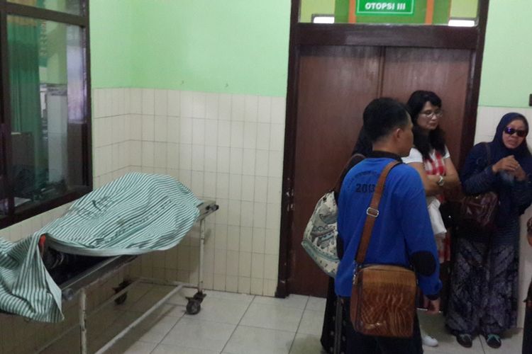 Jenazah Andi Nursaiful (48), pelari yang meninggal saat mengikuti lomba Bromo Tengger Semeru (BTS) Ultra 100 saat di Kamar Mayat Rumah Sakit Saiful Anwar Kota Malang, Sabtu (4/11/2017) 