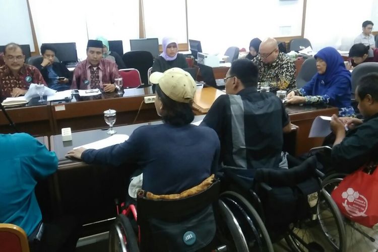 Lembaga advokasi untuk hak-hak sipil dan politik penyandang disabilitas, Pusat Pemilihan Umum Akses Penyandang Disabilitas (PPUA Penca) menyatakan sikap soal petunjuk teknis KPU yang dianggap diskriminatif terhadap penyandang disabilitas dalam pencalonan kepala daerah, Jakarta, Senin (22/1/2018).