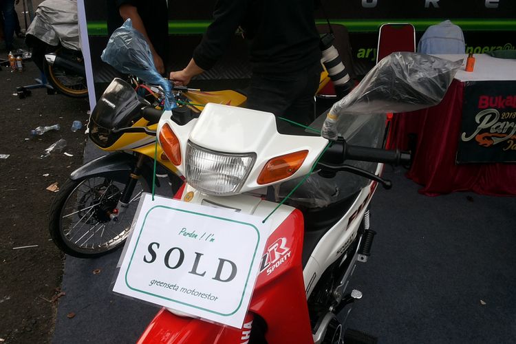 Salah satu unit Yamaha F1ZR lansiran 2001 yang terjual dengan harga Rp 30 juta saat penyelenggaraan Pasar Jongkok Otomotif (Parjo) 2018, di TMII, Jakarta Timur, Sabtu (7/4/2018).