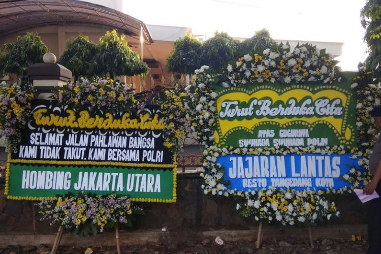 Karangan bunga ucapan duka cita yang ditaruh di depan Halte Mako Brimob Kelapa Dua pada Kamis (9/5/2018)
