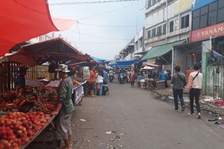 Tampak Para pedagang kaki lima berjualan di pinggir jalan Moh. Yamin tepatnya di area Pasar Baru Bekasi, Kota Bekasi, Selasa (18/12/2018).