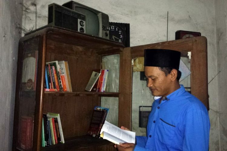 Ali Maghridho (30), pengelola Mojag Coffee, menunjukkan koleksi buku tersisa, Sabtu (5/1/2019). Sebagian buku, sudah ditempatkan di meja-meja pengunjung kedai. 