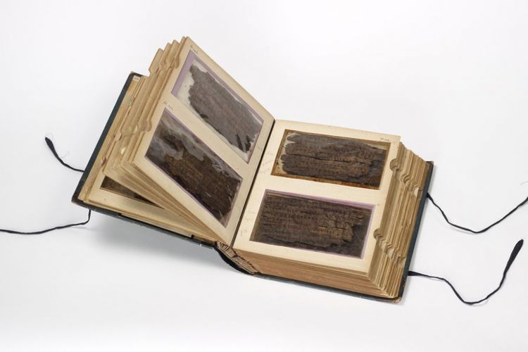 Buku di Perpustakaan Bodleian yang menyimpan manuskrip Bakshali