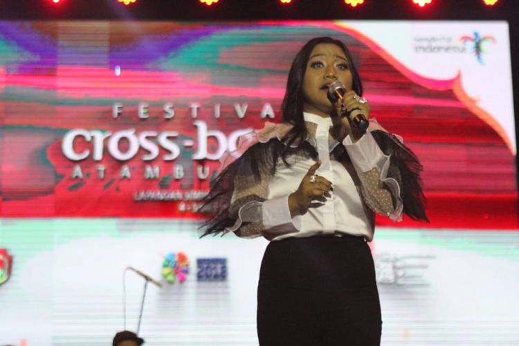Maria Dwi Permata Simorangkir atau Maria Simorangkir, tampil menghibur warga Kota Atambua, dalam Festival Cross Border, Jumat (5/10/2018) malam