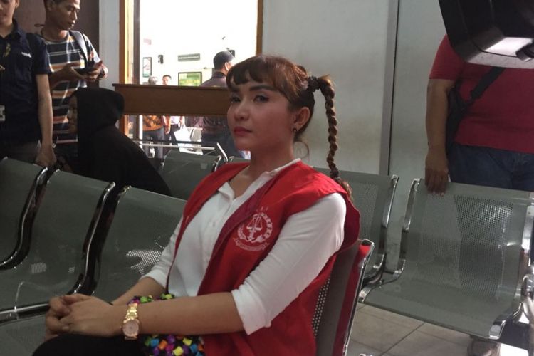 Roro Fitria tiba di PN Jakarta Selatan, Ampera Raya, Kamis (28/6/2018) untuk menjalani sidang beragenda pembacaan dakwaan dalam kasus penyalahgunaan narkoba.