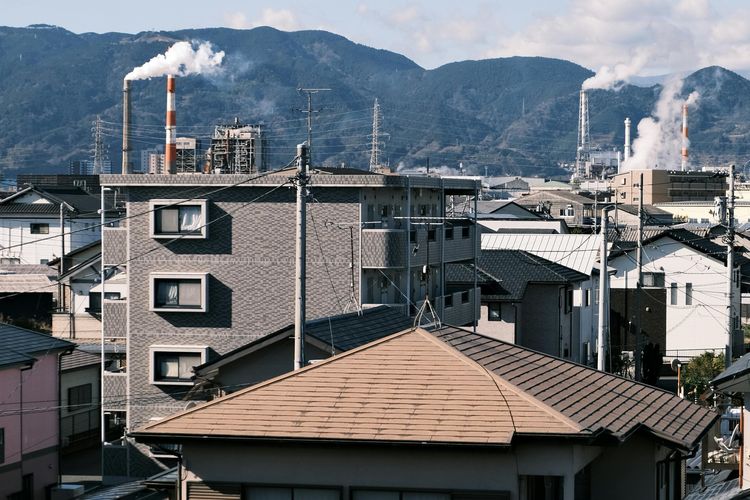 Sebuah bangunan pabrik yang berada di tengah kota.