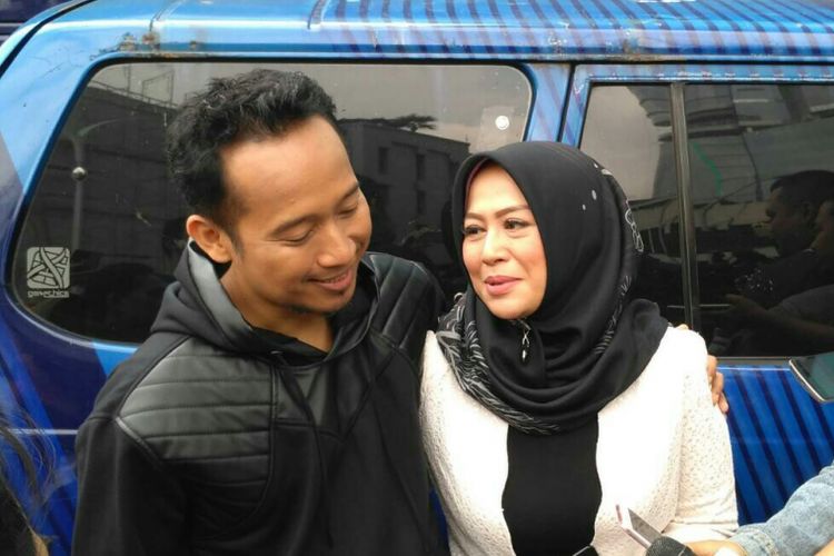 Denny Cagur dan istrinya Santi Widihastuti saat ditemui di kawasan Mampang, Jakarta Selatan, Selasa (15/1/2019).