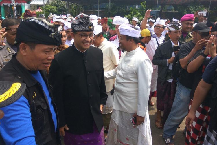 Gubernur DKI JAKARTA Anies Baswedan saat mengunjungi Pura Purnajati Tanjung Puri.