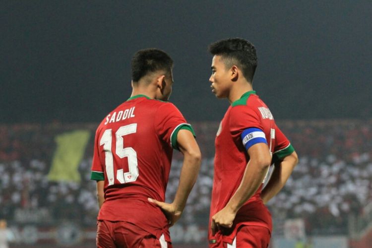Saddil Ramdani dan Nurhidayat tampak berbincang di sela-sela laga timnas U-19 Malaysia vs Indonesia pada semifinal Piala AFF 2018 di Sidoarjo, 12 Juli 2018. 