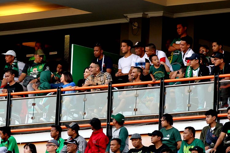 Diego Assis dan Ante Bakmaz duduk bersama pemain Madura United yang absen saat melawan Persebaya Surabaya Pekan 13 Liga 1 2019 yang berakhir dengen skor 2-2 di Stadion Gelora Bung Tomo Surabaya, Jawa Timur, Sabtu (10/08/2019) sore.
