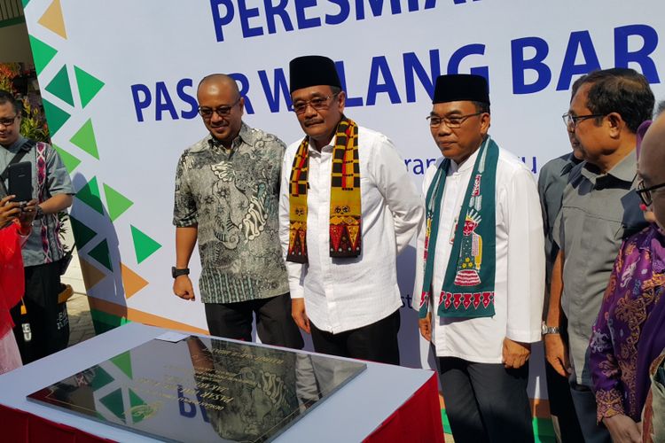 Gubernur DKI Jakarta Djarot Saiful Hidayat meresmikan Pasar Walang Baru di Rawa Badak Selatan, Koja, Jakarta Utara, Kamis (24/8/2017).