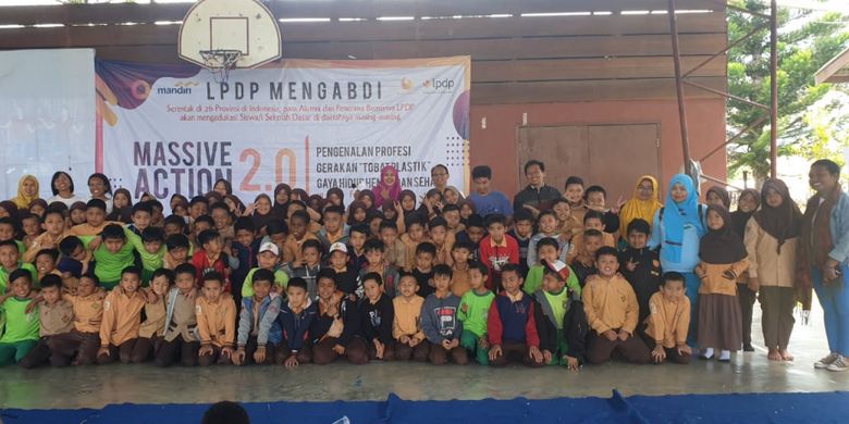 Penerima beasiswa Lembaga Dana Pengeloaan Pendidikan (LPDP) menggelar program Massive Action 2019 (MA) secara serentak di 27 provinsi Indonesia, 21-25 Februari 2019, termasuk di Wamena, Kabupaten Jayawijaya, Papua (23/2/2019).