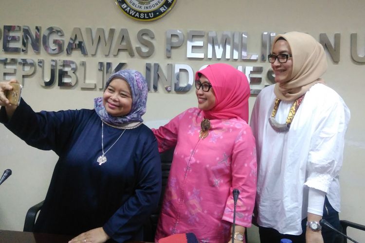 (kiri-kanan) Komisioner Komisi Pemilihan Umum (KPU) Evi Novida Ginting, Anggota Bawaslu Ratna Dewi Pettalolo, dan Direktur Eksekutif Puskapol Universitas Indonesia Sri Budi Eko Wardani, di Jakarta, Jumat (28/7/2017). 